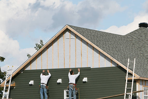 Professional Siding technician working in Darien, IL
